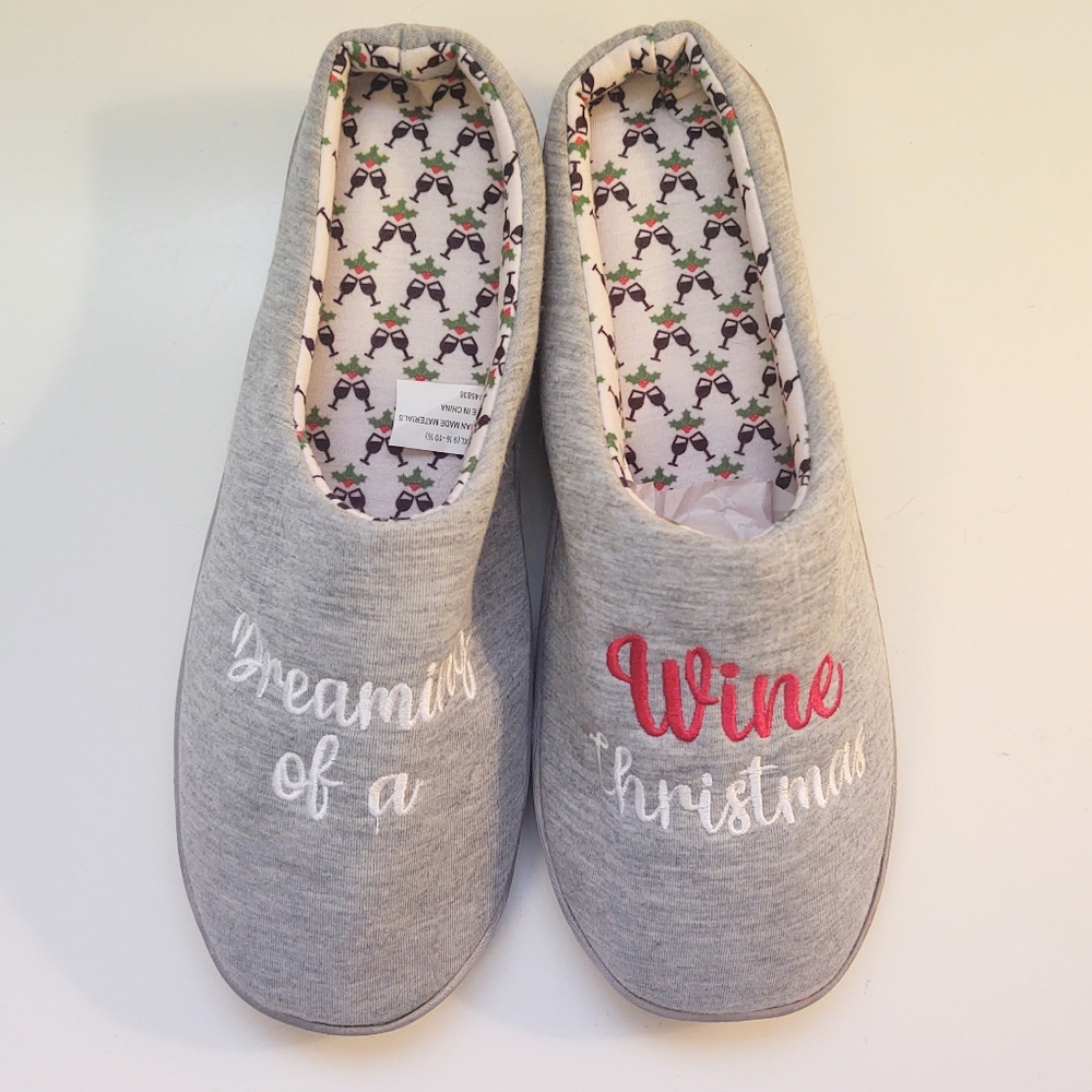DREAMING OF A WINE CHRISTMAS Graphic Slippers Size XLarge